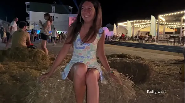 Isoja Shameless girl took off her panties in public uutta videota