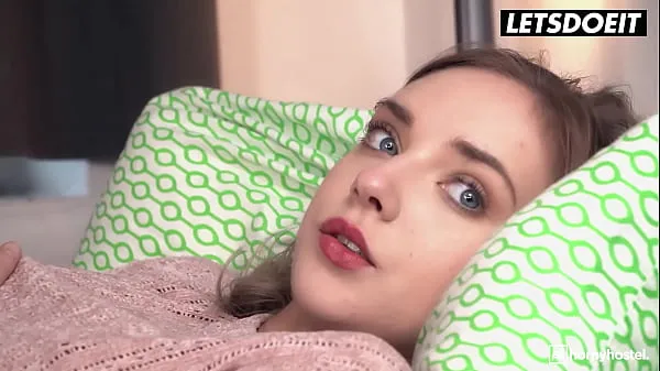 Veliki FREE FULL VIDEO - Skinny Girl (Oxana Chic) Gets Horny And Seduces Big Cock Stranger - HORNY HOSTEL novi videoposnetki