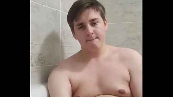 Duże Chubby boy plays and washes himself nowe filmy