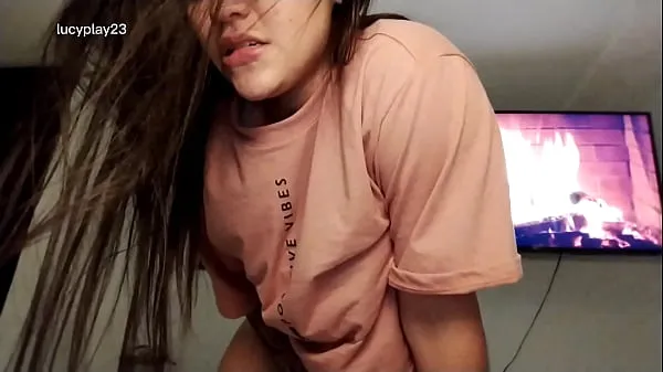Horny Colombian model masturbating in her room Video baru yang besar