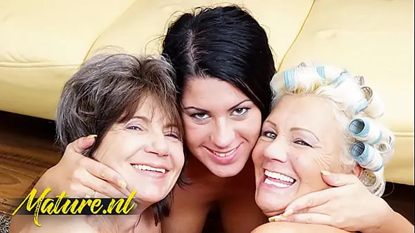 Veliki Horny Teen Rashina Invited a Lesbian Mature Couple Over For Hot Threesome novi videoposnetki
