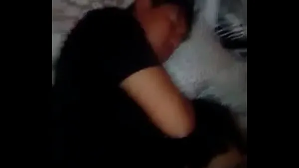 Stora THEY FUCK HIS WIFE WHILE THE CUCKOLD SLEEPS nya videor