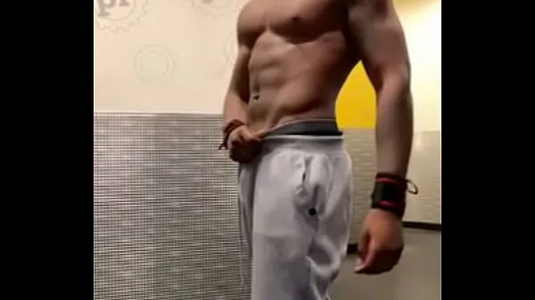 大きなHandsomedevan hits the gym新しい動画
