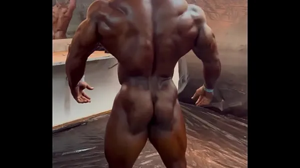 Stripped male bodybuilder Video baru yang besar