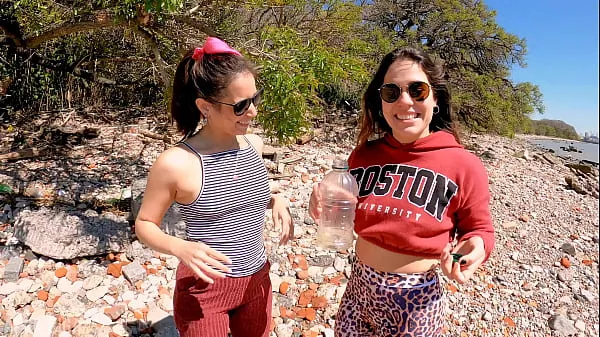 Grote Drinking pee 2 girls best friend of "april big ass" risk drinker woman pee in public !!!!RED FULL VIDEO nieuwe video's