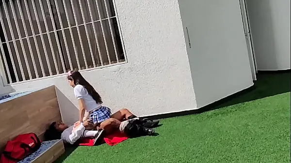 대규모 Jóvenes colegiales follan en la terraza del colegio y son captados por una cámara de seguridad개의 새 동영상