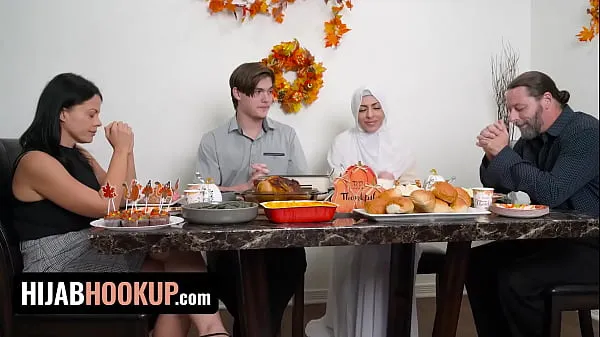 Veliki Muslim Babe Audrey Royal Celebrates Thanksgiving With Passionate Fuck On The Table - Hijab Hookup novi videoposnetki