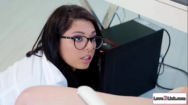 بڑے Boss makes latin IT employee asslick her نئے ویڈیوز