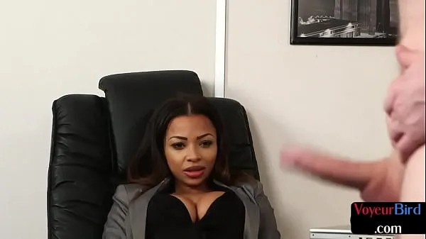 วิดีโอใหม่ยอดนิยม CFNM Ebony voyeur secretary watches colleague jerking รายการ