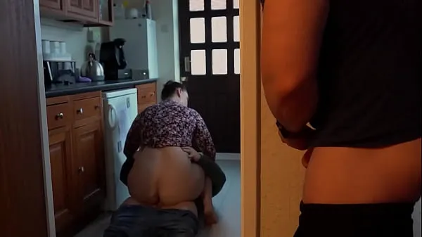 大Husband Wanks as He Watches Big Booty Wife Get Cum in Tight Pussy新视频