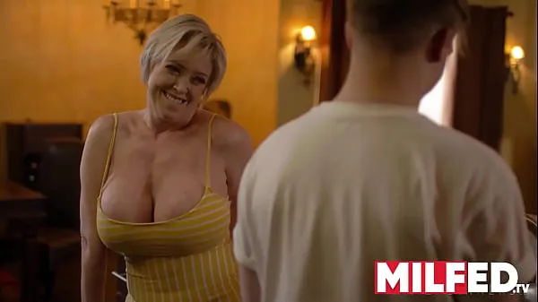 Mother-in-law Seduces him with her HUGE Tits (Dee Williams) — MILFED Video baru yang besar