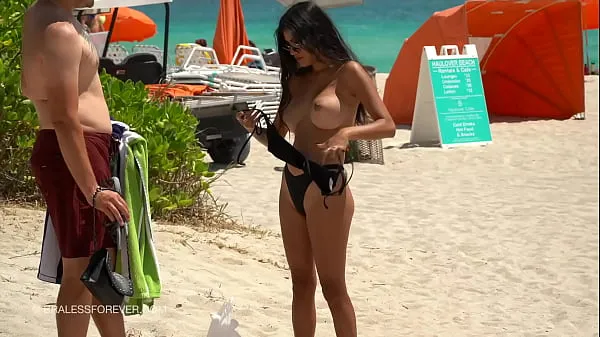 大きな彼女の夫が待っているビーチで彼女の巨乳を露出新しい動画