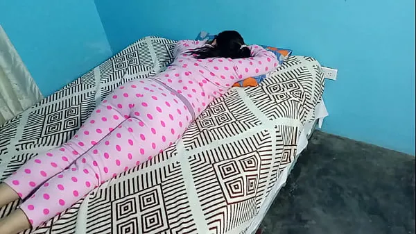 Sleepover with my stepdaughter: I take advantage of her when she's resting and luckily she didn't feel when I put my fingers in her and pulled down her underwear to put my whole cock in her Video mới lớn