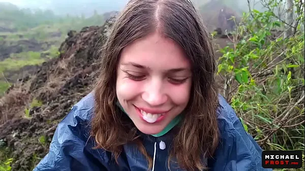 Veliki The Riskiest Public Blowjob In The World On Top Of An Active Bali Volcano - POV novi videoposnetki
