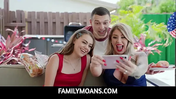 Grote FamilyMoans - When stepbrother Johnny arrives at the party, he starts grilling some hotdogs, and sneakily gives some to Selena who starts sucking on his wiener as a way to say thank you nieuwe video's