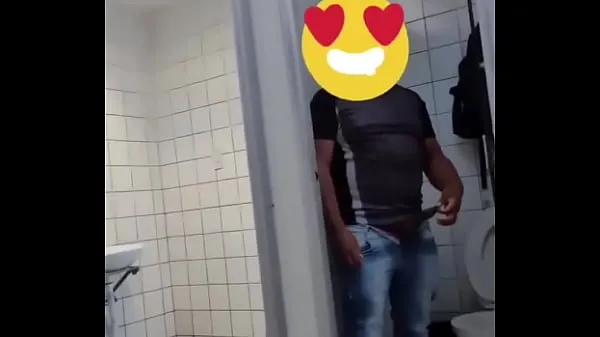 Veliki Sucking married brunette in the bathtub novi videoposnetki