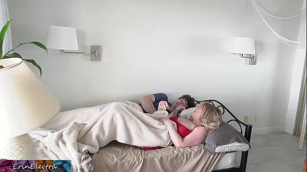 大きな継母は継息子とホテルのシングルルームのベッドを共有しています新しい動画