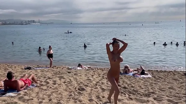 Naked Monika Fox Swims In The Sea And Walks Along The Beach On A Public Beach In Barcelona مقاطع فيديو جديدة كبيرة