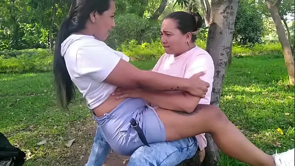 대규모 Michell and Paula go out to the public garden in Colombia and start having oral sex and fucking under a tree개의 새 동영상