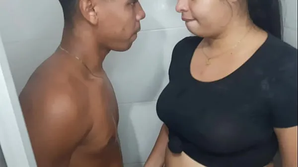 The cleaning whore enters the bathroom while I'm masturbating and gives me a handjob Video baharu besar