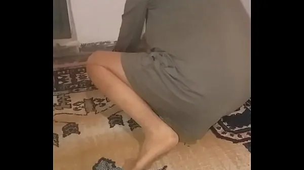 Veliki Mature Turkish woman wipes carpet with sexy tulle socks novi videoposnetki
