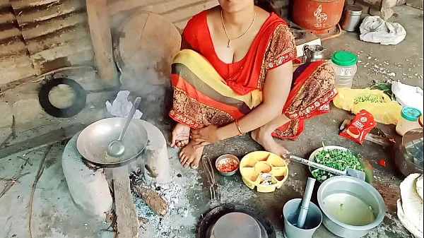 बड़े The was making roti and vegetables on a soft stove and signaled नए वीडियो