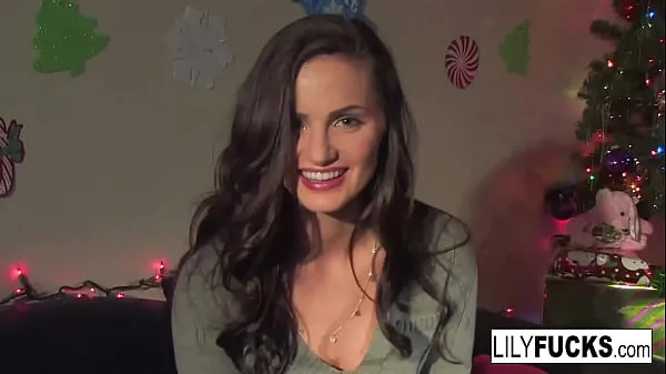 Grosses Lily nous raconte ses vœux de Noël excitants avant de se satisfaire dans les deux trous nouvelles vidéos