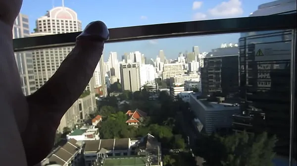 Grandes Exponerme en un balcón en Bangkok vídeos nuevos