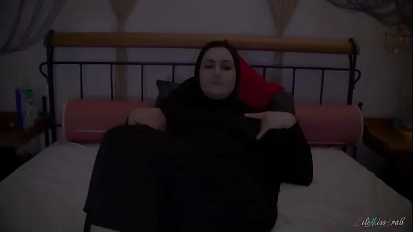 Veliki Muslim Slut Wearing Hijab JOI speaking English and Arabic - Lilimissarab novi videoposnetki
