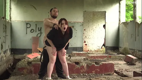 Veľké Bull cums in cuckold wife on an abandoned building nové videá