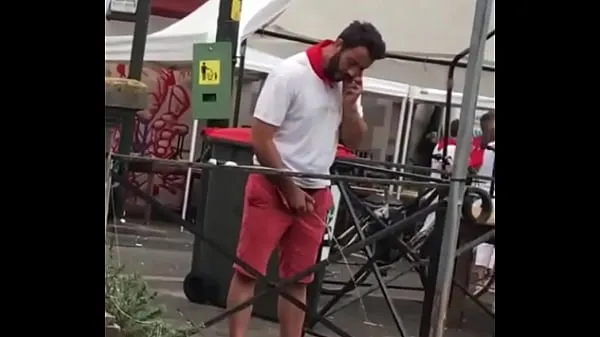 Store Pissing at the fair in public nye videoer