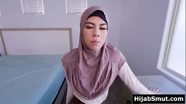 Veliki Shy muslim teen Mila Marie keeps her hijab on when fucking novi videoposnetki