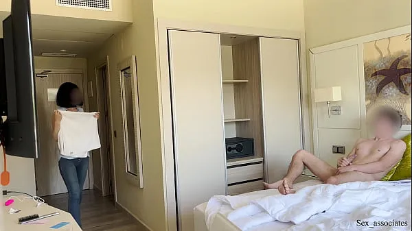 Grote PUBLIC DICK FLASH. I pull out my dick in front of a hotel maid and she agreed to jerk me off nieuwe video's