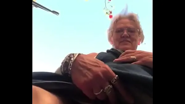 Stora Grandma shows big slit outside nya videor