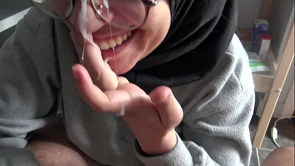 A Muslim girl is disturbed when she sees her teachers big French cock مقاطع فيديو جديدة كبيرة