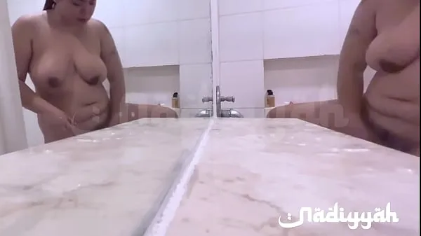 Veliki Beautiful Arab Chubby Wife with Big Tits Taking a Bath novi videoposnetki