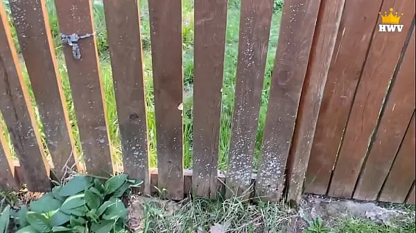 Большие Зрелая замужняя милфа застряла в заборе, сосед помог и трахнул ее новые видео