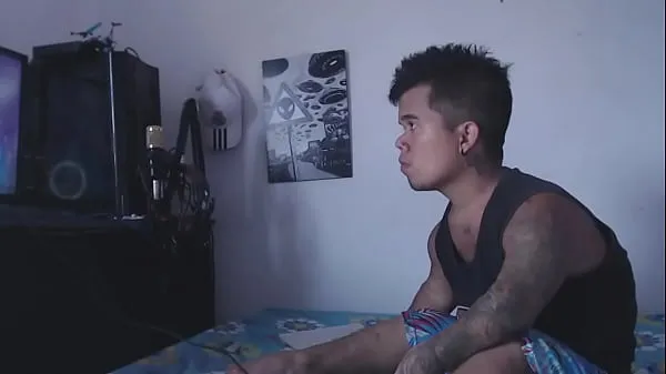 While the dwarf had fun playing with his video games, the stepsister arrives horny to play with his penis Video mới lớn