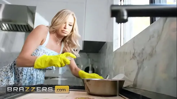 Nagy Emma Hix Seduces The Plumber By Sitting On His Face & Grabbing HIs Dick While He Works - BRAZZERS új videók