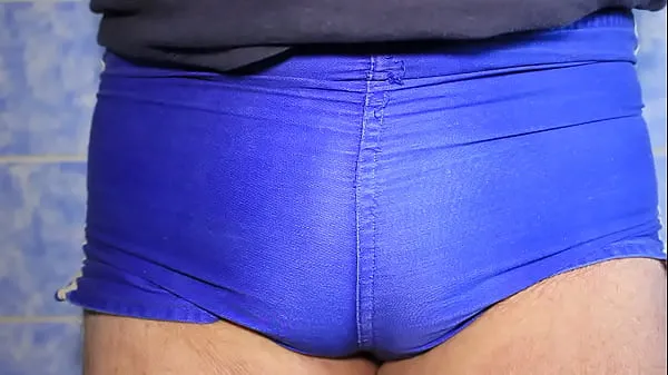 大きなトゥルンヘッシェン」はタイトな青い綿のジムパンツを履いたまま小便をする新しい動画