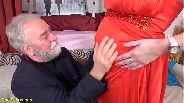 Grosses grand-père chanceux profite d'une chevauchée sauvage avec une milf aux gros seins qui aime baiser au neuvième mois de sa grossesse nouvelles vidéos