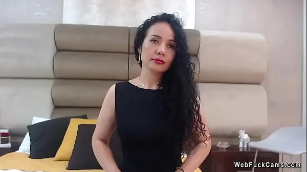 대규모 Amateur Latina mature masturbates on webcam개의 새 동영상
