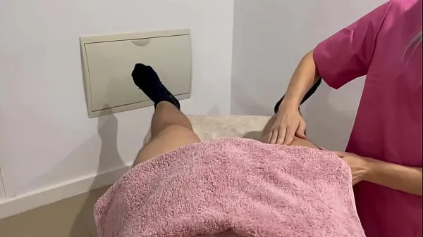 بڑے The masseuse who is a friend of my girlfriend gets horny and gives me a handjob and a blowjob until I finish cumming نئے ویڈیوز