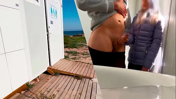 Stora I surprise a girl who catches me jerking off in a public bathroom on the beach and helps me finish cumming nya videor