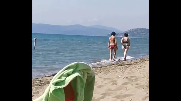 Veliki Exhibitionism on the beach handjobs blowjobs novi videoposnetki