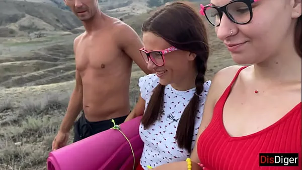 Grote Guys picked up two girls in the mountains and fucked them there nieuwe video's