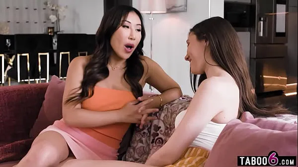 Strapon anal fuck of Nicole Doshi by manhandling lesbian Maya Woulfe Video baru yang besar