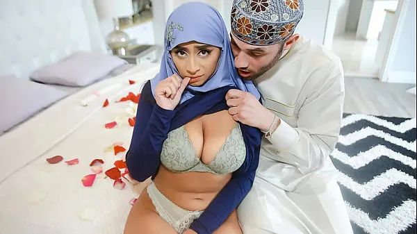 Grote Arab Husband Trying to Impregnate His Hijab Wife - HijabLust nieuwe video's