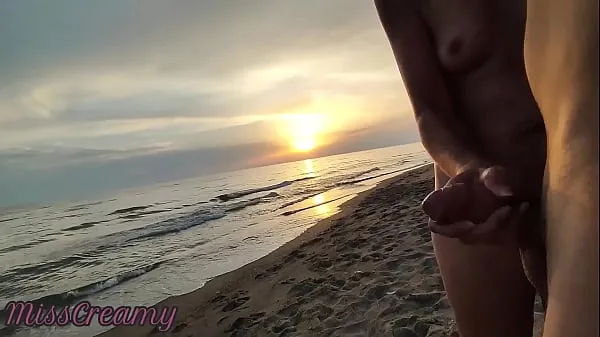 Store French Milf Blowjob Amateur on Nude Beach public to stranger with Cumshot 02 - MissCreamy nye videoer