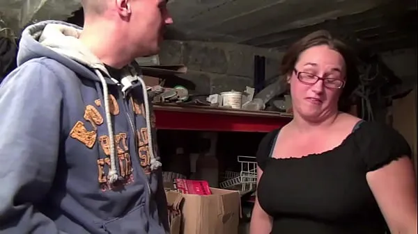 Grote HOLLYBOULE - Florence a bbw does a gang bang with amateurs in a cellar nieuwe video's